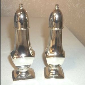 VINTAGE ONEIDA SALT AND PEPPER SET